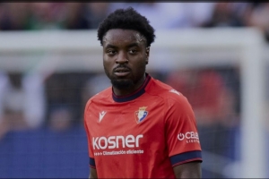 世体：奥萨苏纳后卫博约莫经过约17.5小时长途旅行抵达巴塞罗那