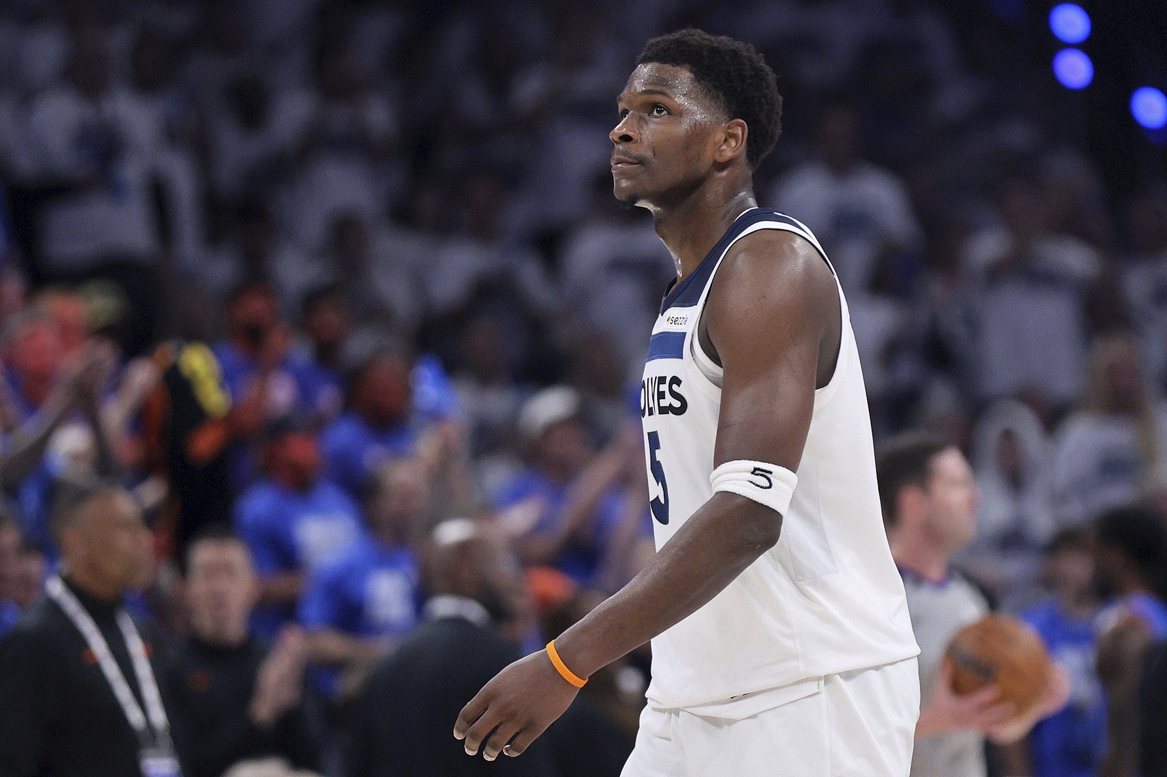 九游app下载最新版本-爱德华兹助力休斯敦教育，捐赠150双AE1签名球鞋激励学子追梦