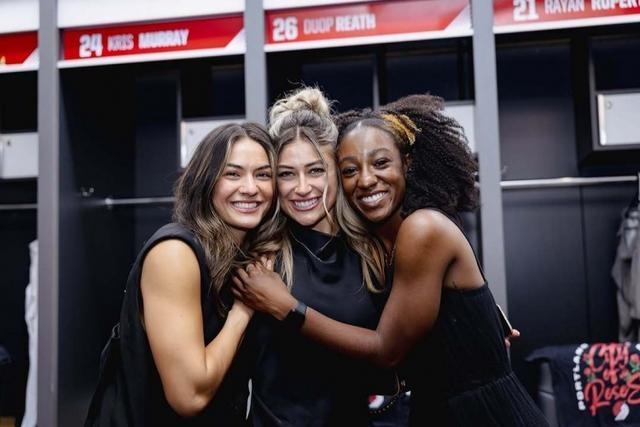 九游app最新版下载安装-期待新赛季！开拓者官博分享啦啦队成员参观更衣室照片