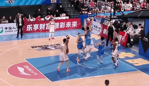 九游app下载最新版本-老将！翟晓川精准判断原地起飞大帽焦海龙上篮