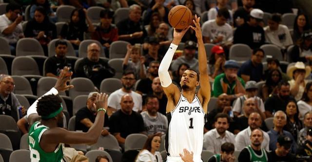 九游app下载最新版本-福克斯：绿军居然沉退防文班 突破回传就是空位